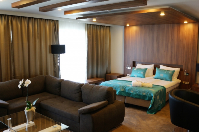 Pokoje apartmánu mají velikost 60-70 m² a jsou vybaveny Smart TV, individuálně nastavitelnou klimatizací, kávovarem, trezorem, minibarem. 